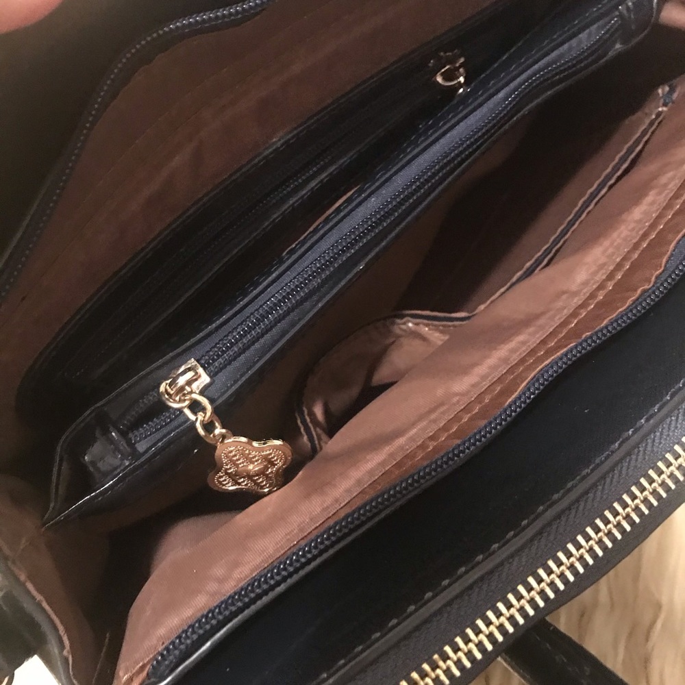 Like new Navy handbag 👜 - Picture 6 of 15